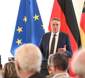 Ministerpräsident Alexander Schweitzer beim Jahrestreffen Landesnetzwerk Bürgerschaftliches Engagement