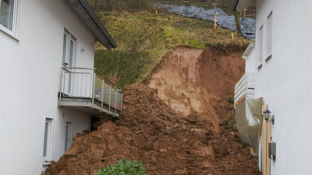 Der abgerutschte Hang in Linz; Bild: dpa