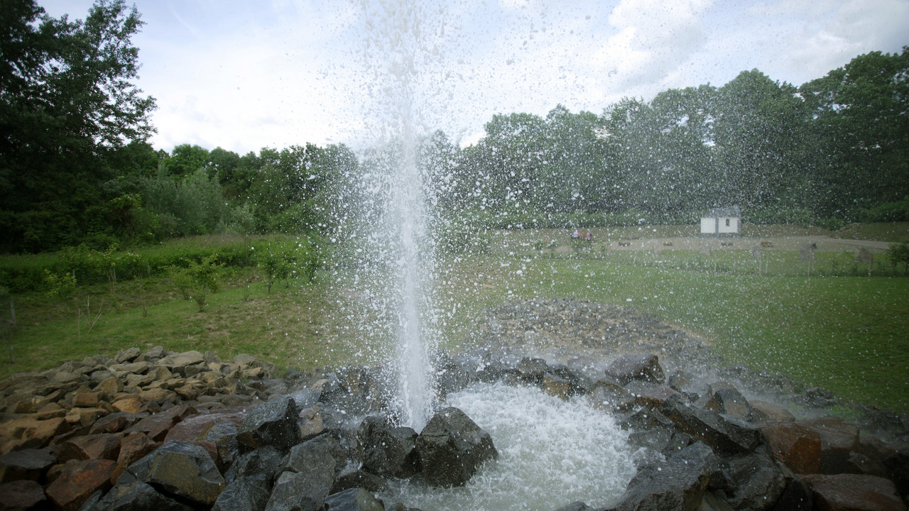 Kaltwasser-Geysir auf der Rhein-Halbinsel Namedyer Werth in Andernach