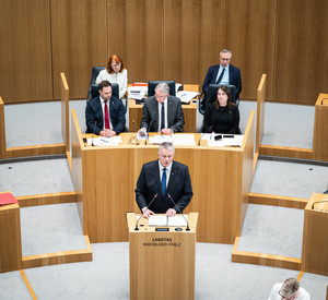601335569 Gordon Schnieder (CDU, vorne M), Ministerpräsident von Rheinland-Pfalz, spricht während seiner ersten Regierungserklärung. Es ist die erste reguläre Sitzung nach der Landtagswahl und der konstituierenden Sitzung. +++ dpa-Bildfunk +++