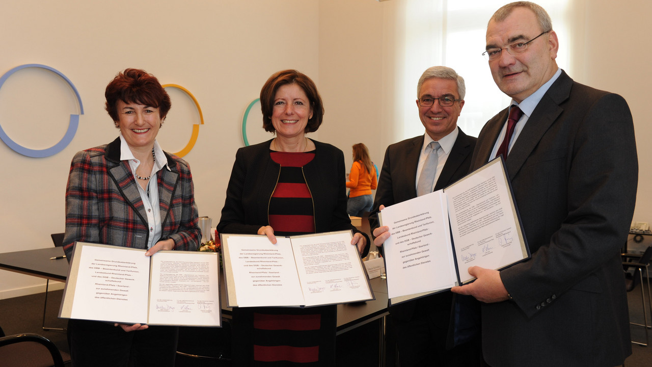 Ministerpräsidentin Malu Dreyer gemeinsam mit Innenminister Roger Lewentz, der Landesvorsitzenden des dbb-Beamtenbundes Lilli Lenz und dem Landesvorsitzenden des Deutschen Gewerkschaftsbundes Dietmar Muscheid