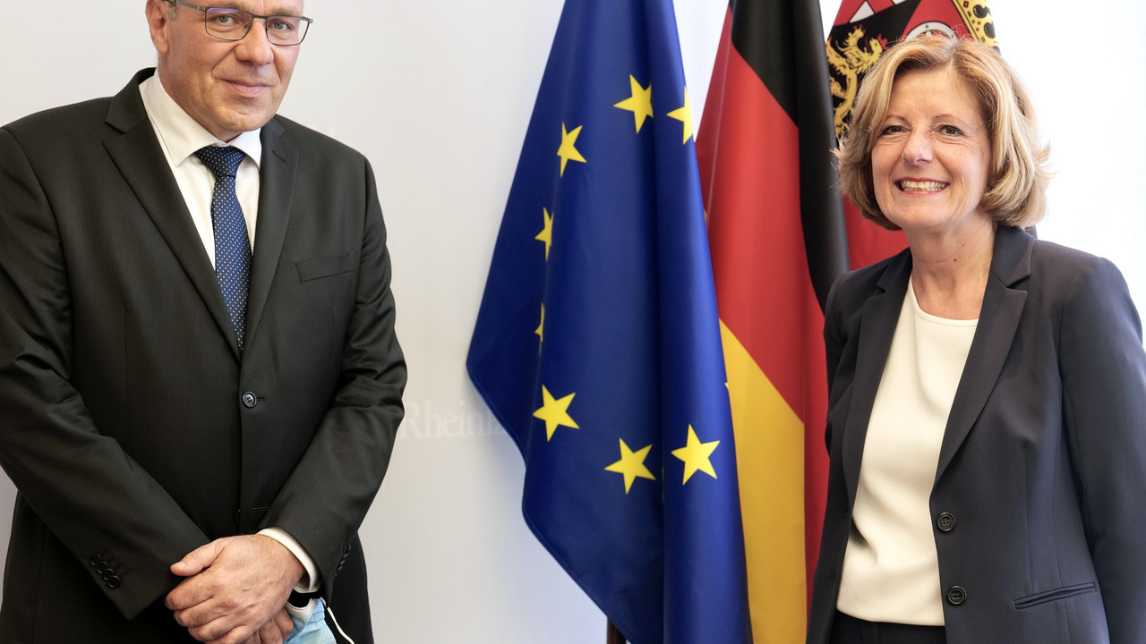 Ministerpräsidentin Malu Dreyer und der neue Vizepräsident der Region Burgund Franche-Comté, Patrick Molinoz Ministerpräsidentin Malu Dreyer und der neue Vizepräsident der Region Burgund Franche-Comté, Patrick Molinoz