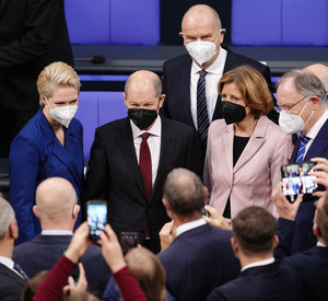 Ministerpräsidentin Malu Dreyer gratuliert Olaf Scholz nach seiner Wahl zum Bundeskanzler