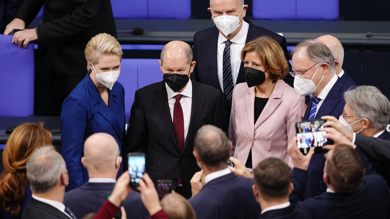 Ministerpräsidentin Malu Dreyer gratuliert Olaf Scholz nach seiner Wahl zum Bundeskanzler
