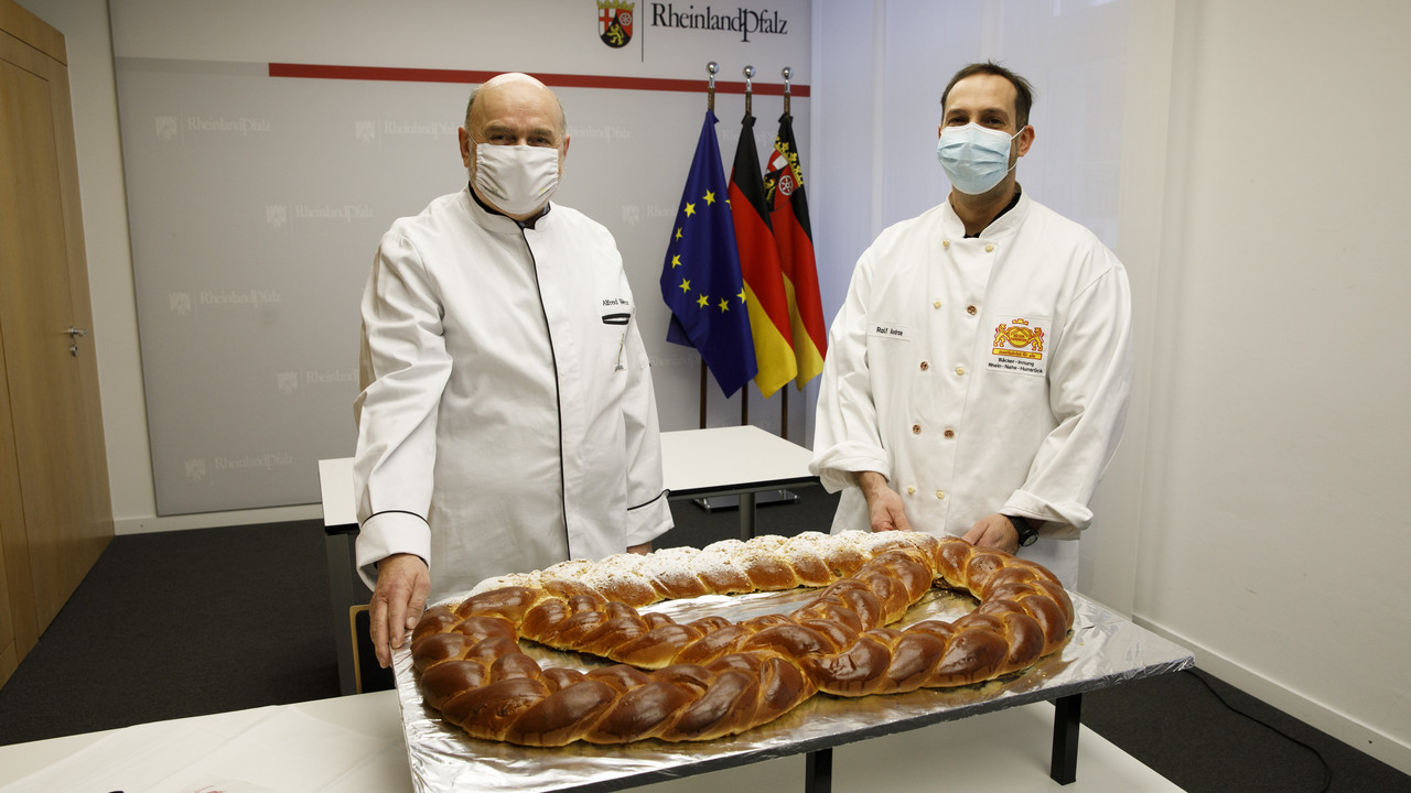 Alfred Wenz und Ralf Andrae von der Bäckerinnung Rhein-Nahe-Hunsrück überreichten die Neujahrsbrezel Alfred Wenz und Ralf Andrae von der Bäckerinnung Rhein-Nahe-Hunsrück überreichten die Neujahrsbrezel