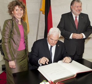 Staatspräsident Martinelli trägt sich ins Gästebuch der Landesregierung ein. Bild: Pipprich / © Staatskanzlei