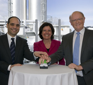 v.l.n.r.: Yaris Pürsün, Leiter Mercedes-Benz Werk Wörth, Ministerpräsidentin Malu Dreyer und Dr. Gerd Herrmann, Leiter Technischer Service Werk Wörth. Bild: Daimler Photo / © Daimler