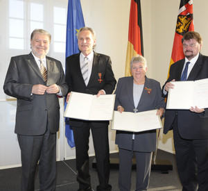 vl. Ministerpräsident Kurt Beck, Armin Baumert, Diana Dietrich, Siegward Dittmann; Bild: Peter Pulkowski / © Staatskanzlei