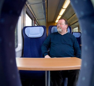 Bahn-Mitarbeiter in einem modernisierten Intercity-Waggon; Bild: dpa