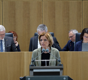 Ministerpräsidentin Malu Dreyer spricht im Landtag Rheinland-Pfalz.
