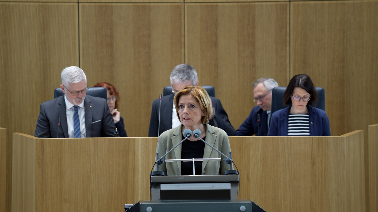 Ministerpräsidentin Malu Dreyer spricht im Landtag Rheinland-Pfalz.