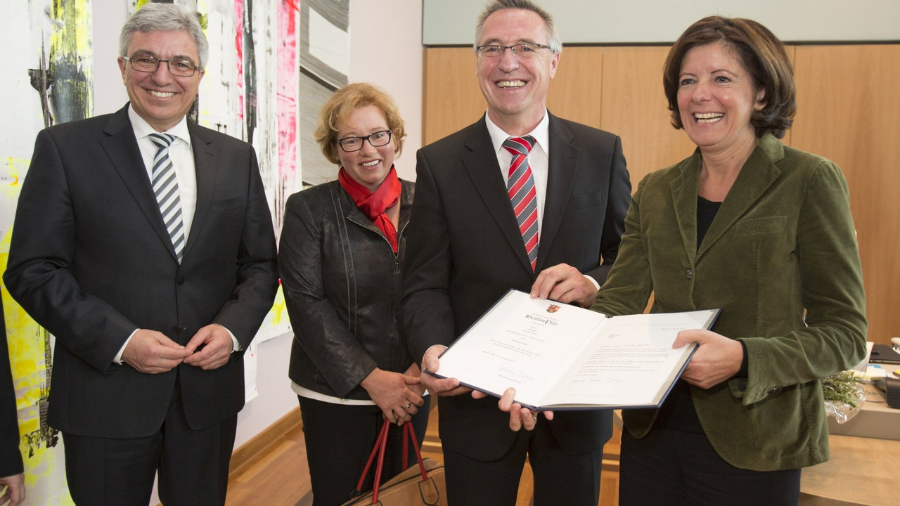Ministerpräsidentin Malu Dreyer überreicht dem neuen Staatssekretär im Ministerium des Innern, für Sport und Infrastruktur, Günter Kern, die Ernennungsurkunde. Von rechts: Ministerpräsidentin Malu Dreyer, Staatssekretär Günter Kern mit Gattin Chri