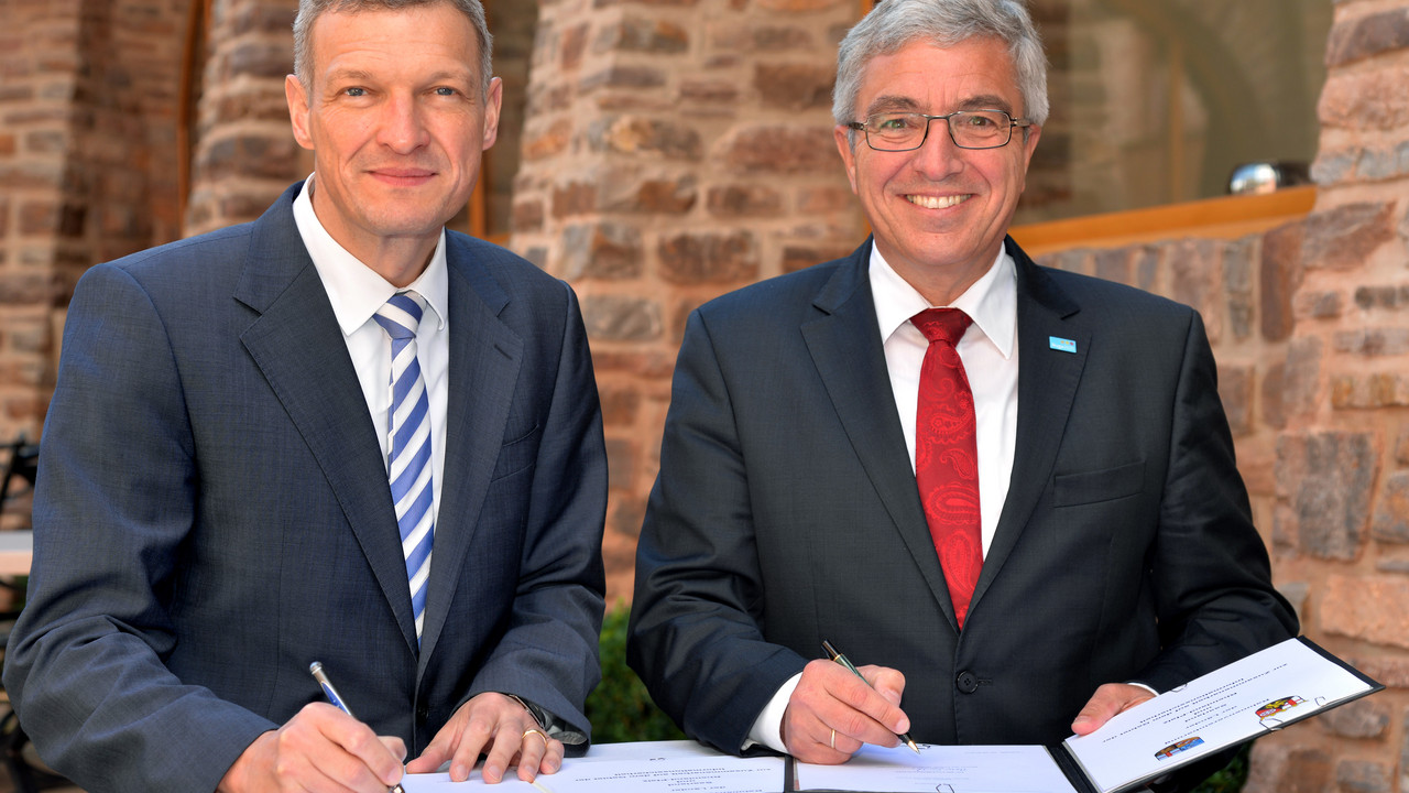 Der saarländische Finanzminister Stephan Toscani und der rheinland-pfälzische Innenminister Roger Lewentz bei der Unterzeichnung des Kooperationsvertrages zur IT-Sicherheit