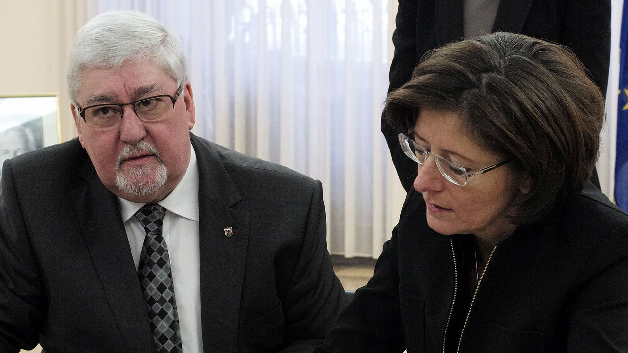 Ministerpräsidentin Dreyer und Landtagspräsident Mertes tragen sich in das Kondolenzbuch für Richard von Weizsäcker ein; Bild: Saemmer