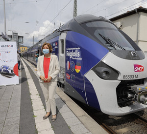 Ministerpräsidentin Malu Dreyer vor erstem deutsch-französischen Triebwagen ‚Regiolis‘