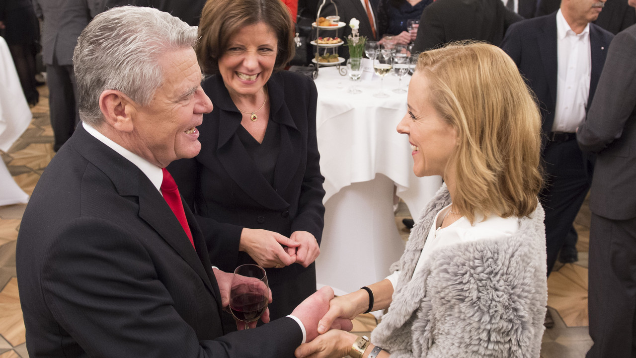 Bundespräsident Joachim Gauck und Ministerpräsidentin Malu Dreyer im Gespräch mit Cellistin Sol Gabetta