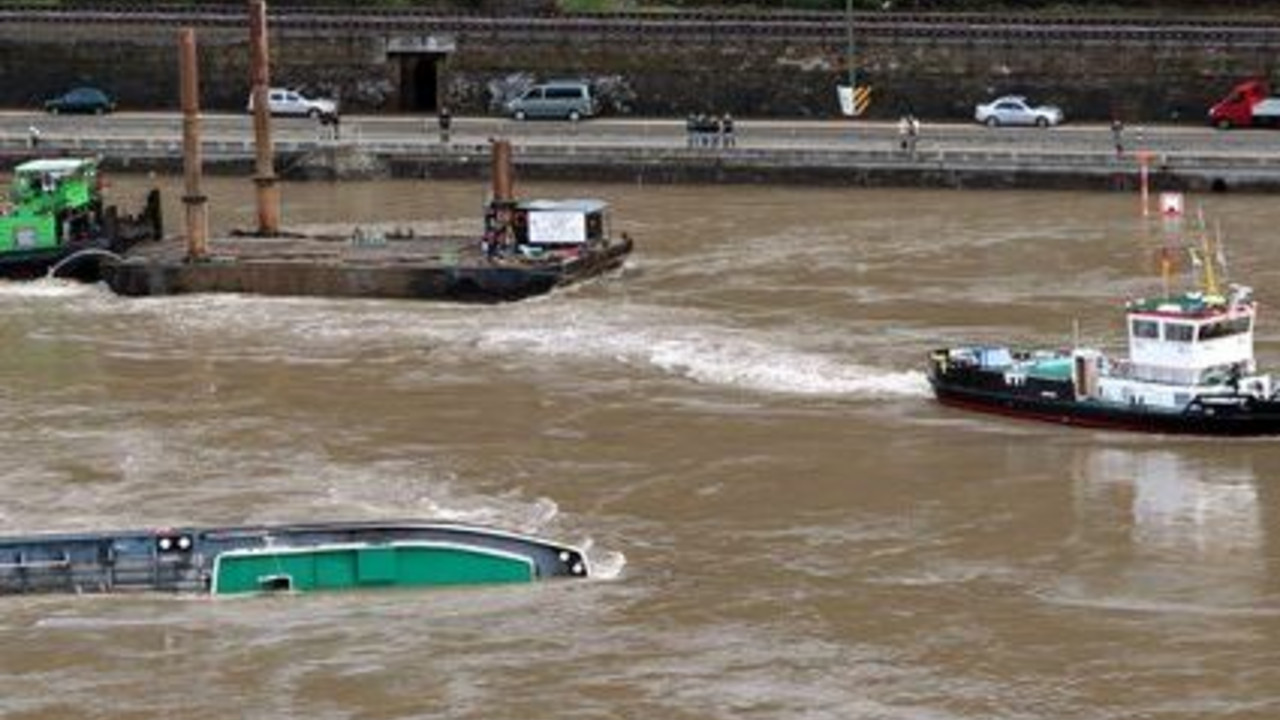 Sicherungsmaßnahmen am havarierten Schiff im Rhein; Bild: dpa