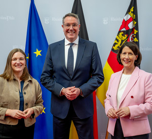 v.l.n.r. Familienministerin Katharina Binz, Ministerpräsident Alexander Schweitzer und Wirtschaftsministerin Daniela Schmitt.