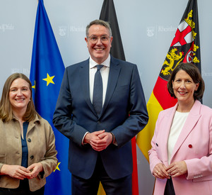 v.l.n.r. Familienministerin Katharina Binz, Ministerpräsident Alexander Schweitzer und Wirtschaftsministerin Daniela Schmitt.