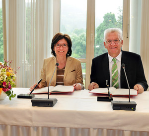 Ministerpräsidentin Malu Dreyer und Ministerpräsident Winfried Kretschmann bei der Unterzeichung des SWR-Staatsvertrages in Baden-Baden; Bild: rlp-Archiv