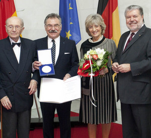 Überreichung der Wirtschaftsmedaille; Bild: Bauer