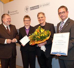 Gruppenbild Überreichung; Bild: SV RP
