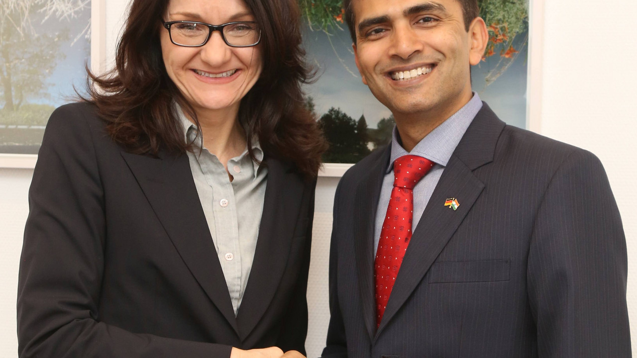 Die Chefin der Staatskanzlei, Staatssekretärin Jacqueline Kraege, empfängt den Generalkonsul der Republik Indien, Reveesh Kumar; Bild: Stefan Sämmer / © Staatskanzlei