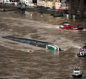 Gekenterter Tanker bei St. Goarshausen; Bild: dpa
