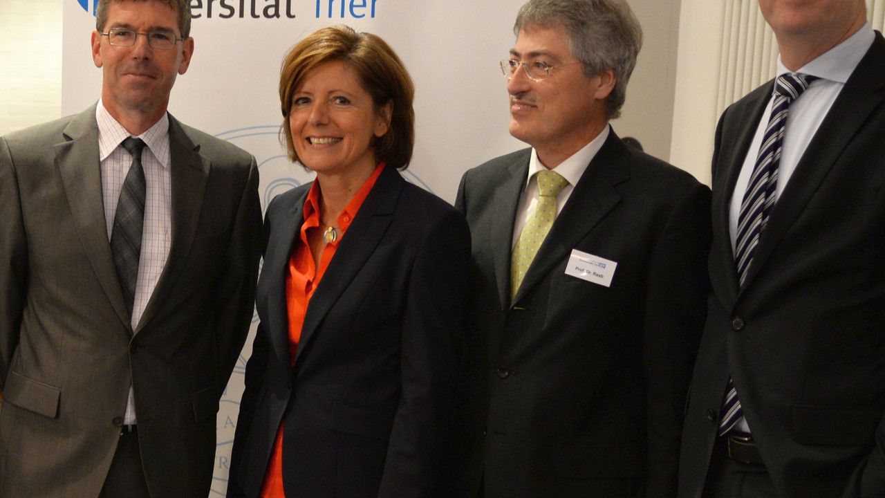 Präsident Michael Jäckel, Ministerpräsidentin Malu Dreyer, Professor Thomas Raab, Oberbürgermeister Wolfram Leibe.; Bild: Uni Trier