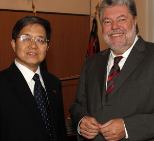 Chinesischen Generalkonsul Zhenshun Wen und Ministerpräsident Kurt Beck; Bild M. Bauer