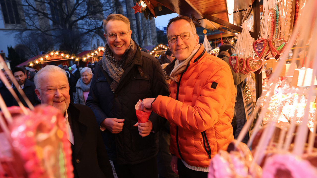 Ministerpräsident Alexander Schweitzer und Innenminister Michael Ebling haben gemeinsam zwei Weihnachtsmärkte in Bad Neuenahr-Ahrweiler besucht.