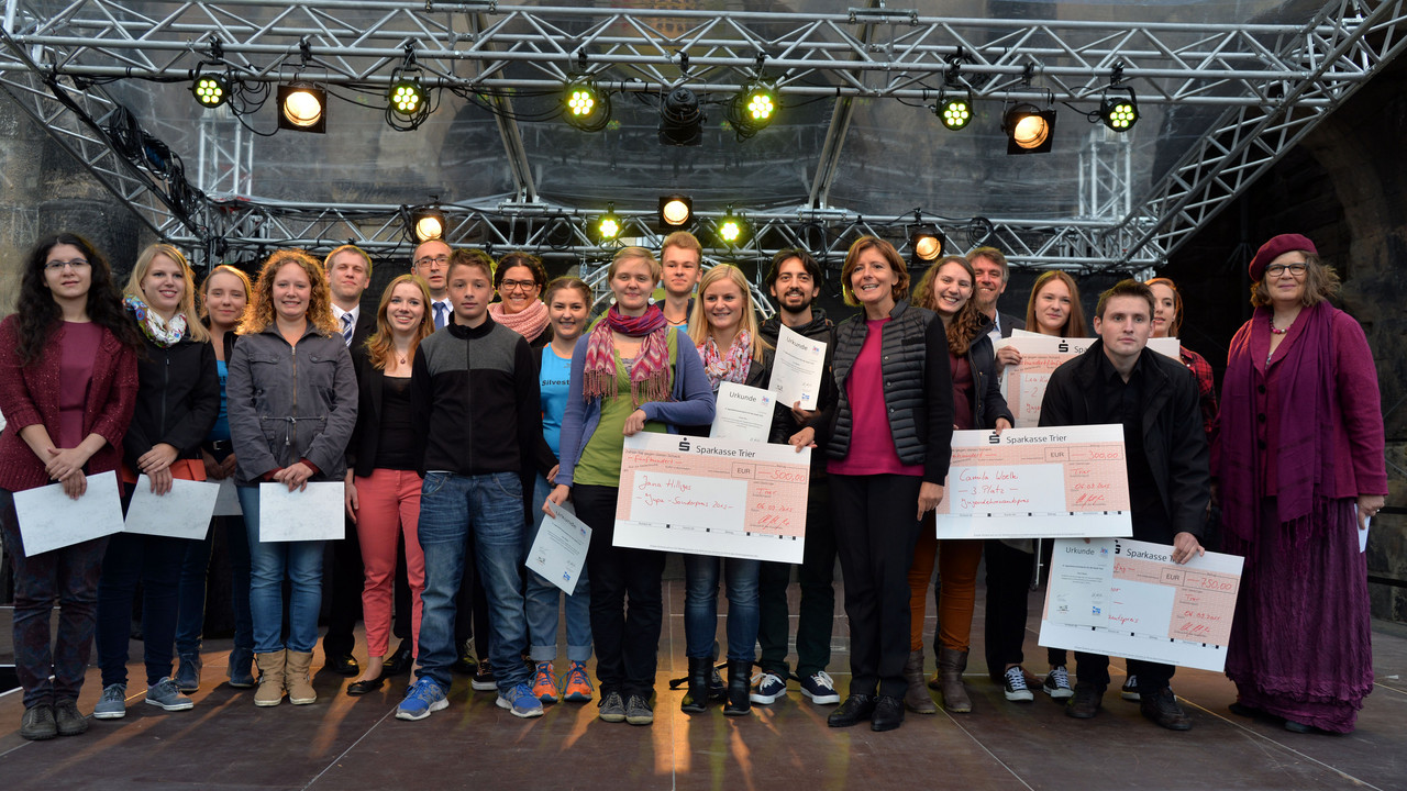 Ministerpräsidentin Malu Dreyer mit Preisträgern beim Ehrenamtstag 2015 in Trier