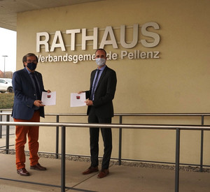 Clemens Hoch, der Chef der Staatskanzlei, übergibt einen Förderbescheid