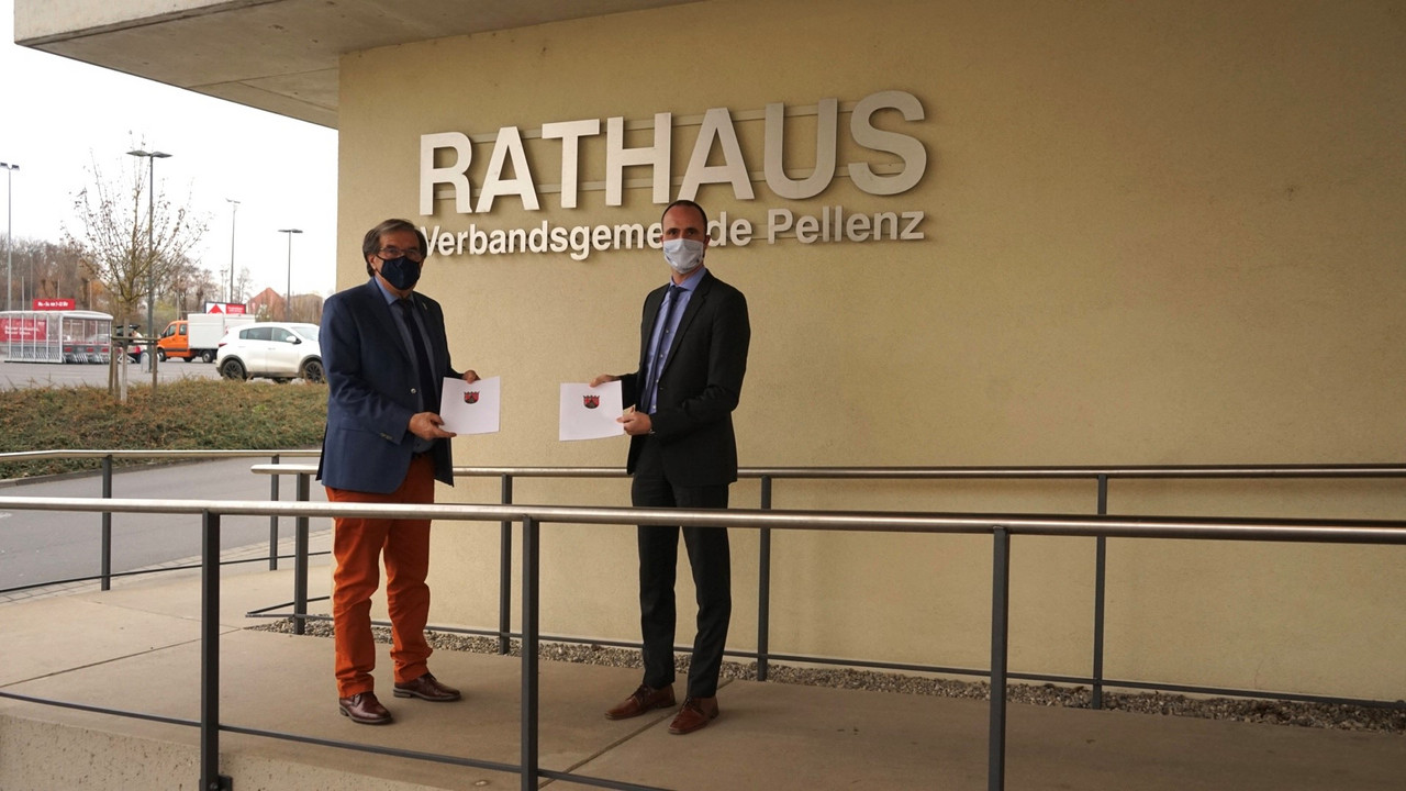 Clemens Hoch, der Chef der Staatskanzlei, übergibt einen Förderbescheid