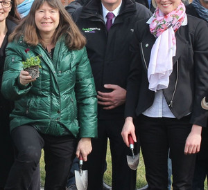 Umweltministerin Ulrike Höfken unterstützte die Gärtner bei der Frühjahrsbepflanzung der Landesgartenschau in Landau; Bild: Landesgartenschau gGmbH Landau