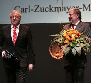 Beck verleiht Kilz die Medaille; Bild: Pipprich