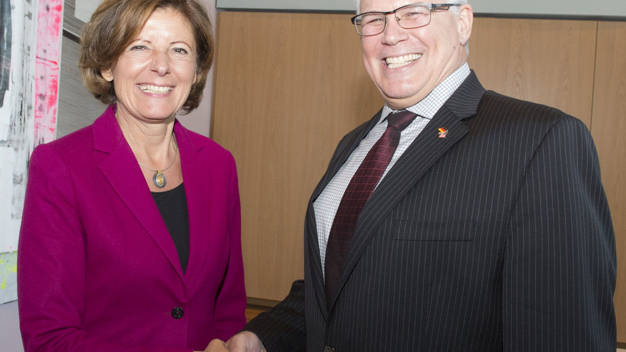 Ministerpräsidentin Malu Dreyer mit dem US-Generalkonsul James W. Herman.