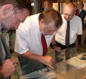 Beck während des Ausstellungsrundgangs; Bild: NS Dokumentationszentrum