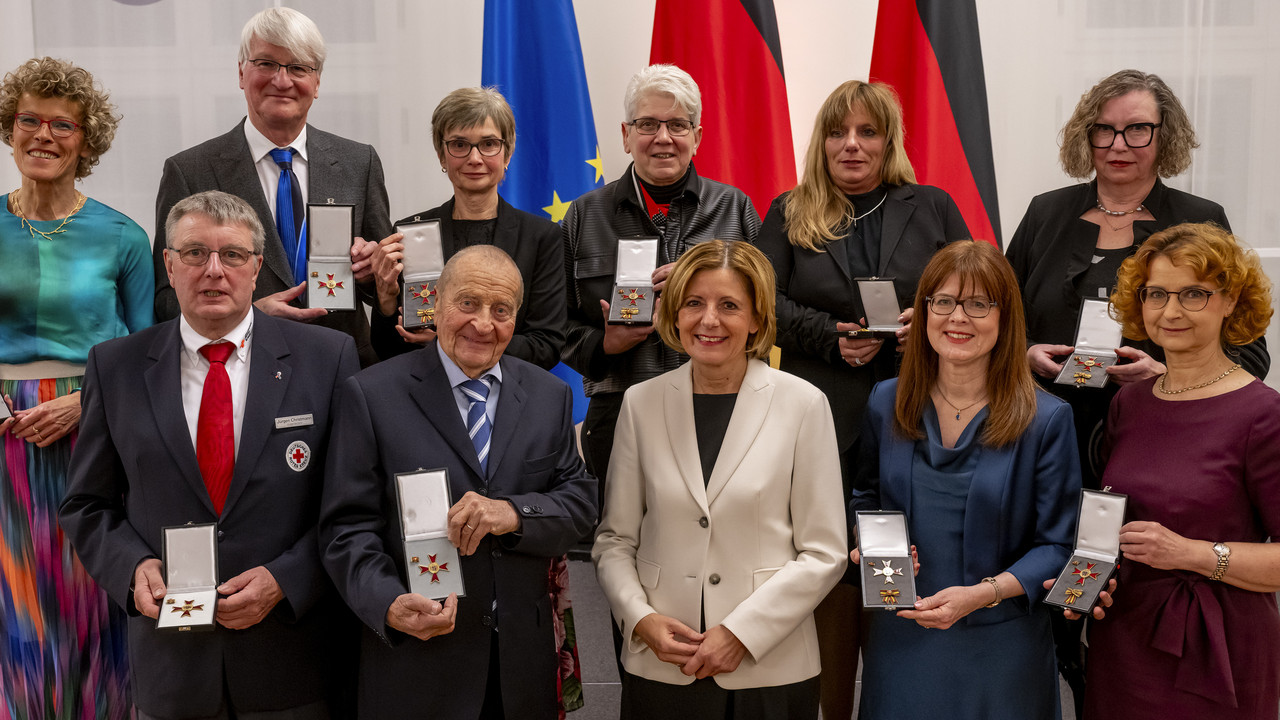 Ministerpräsidentin Malu Dreyer mit den Ordensträgern und Ordensträgerinnen.