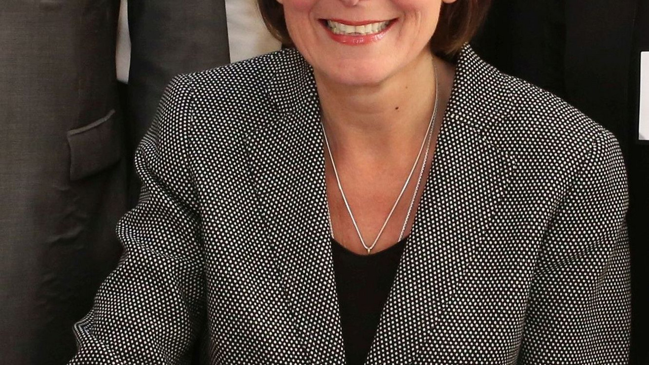 Ministerpräsidentin Malu Dreyer unterschreibt die gemeinsame Erklärung; Bild: Sell