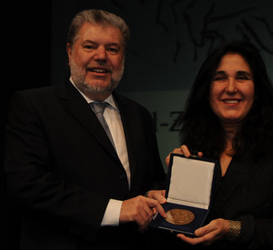 Emine Sevgi Özdamar und Ministerpräsident Kurt Beck; Bild: Dupuis