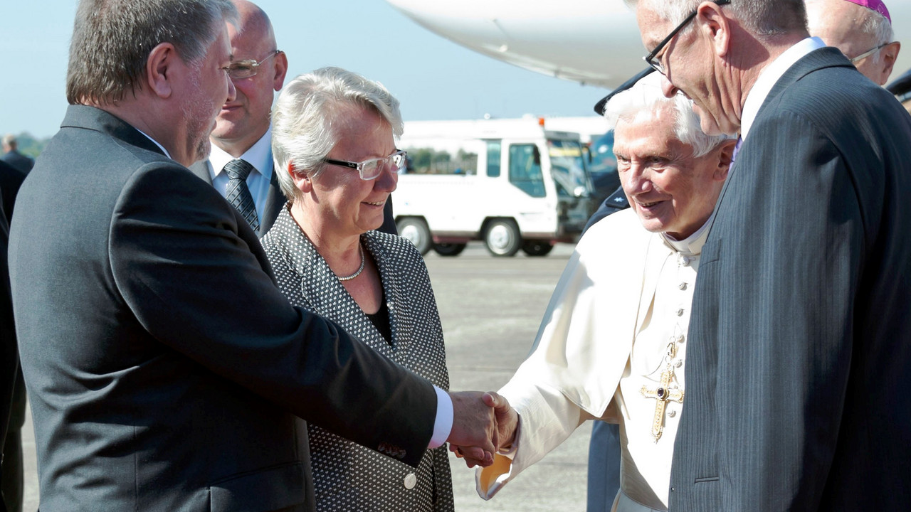Ministerpräsident Kurt Beck begrüßt Papst Benedikt XVI. bei dessen Ankunft im baden-württembergischen Lahr am 24. September 2011. Bild: Presse- und Informationsamt der Bundesregierung