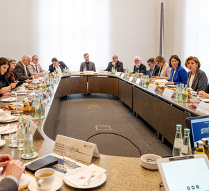 Ovaler Tisch zur Fachkräftesicherung