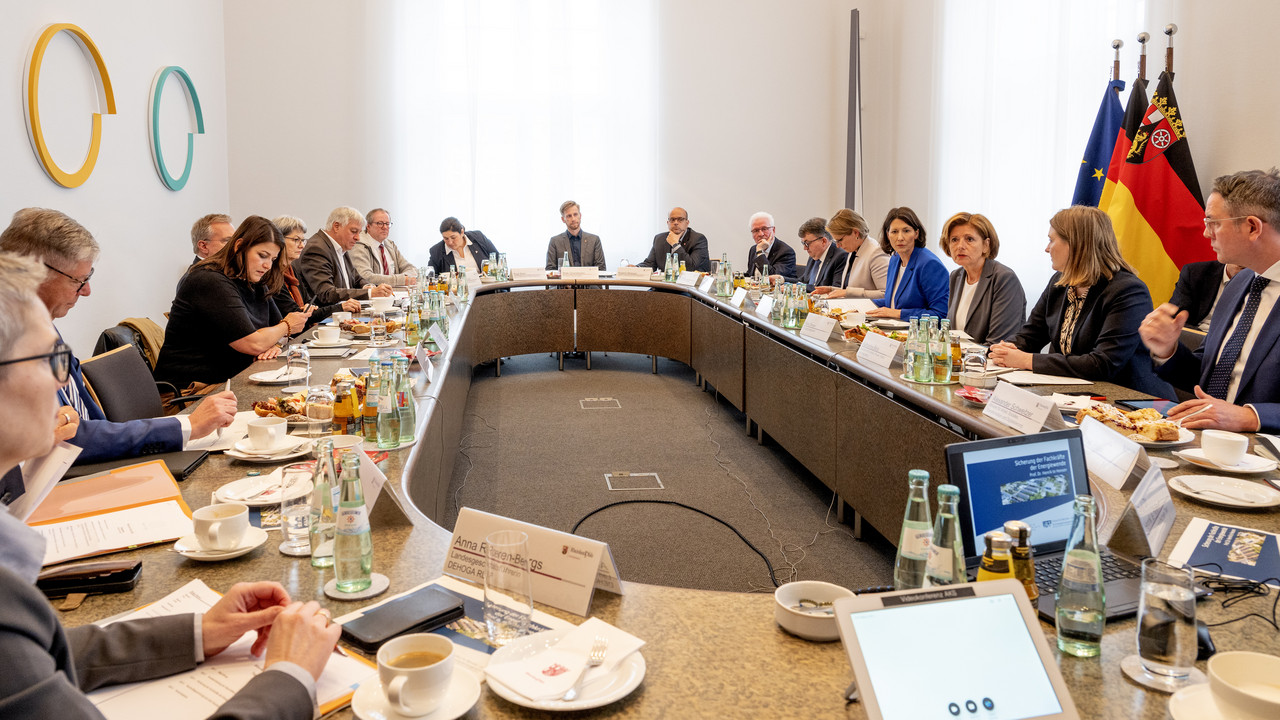 Ovaler Tisch zur Fachkräftesicherung