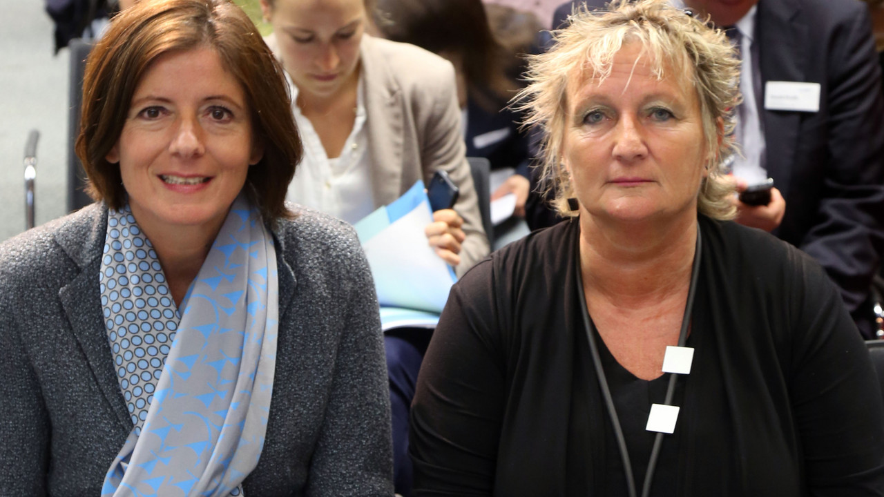 Malu Dreyer mit Irene Alt beim Familienkongress. Bild: Saemmer