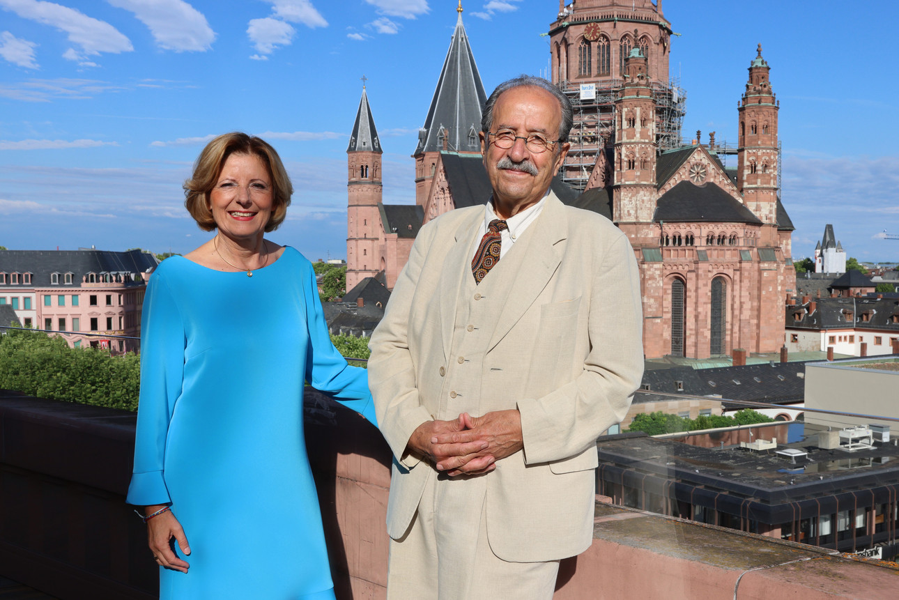 Ministerpräsidentin Malu Dreyer zeichnet den deutsch-syrischen Schriftsteller Rafik Schami mit der Carl-Zuckmayer-Medaille aus.