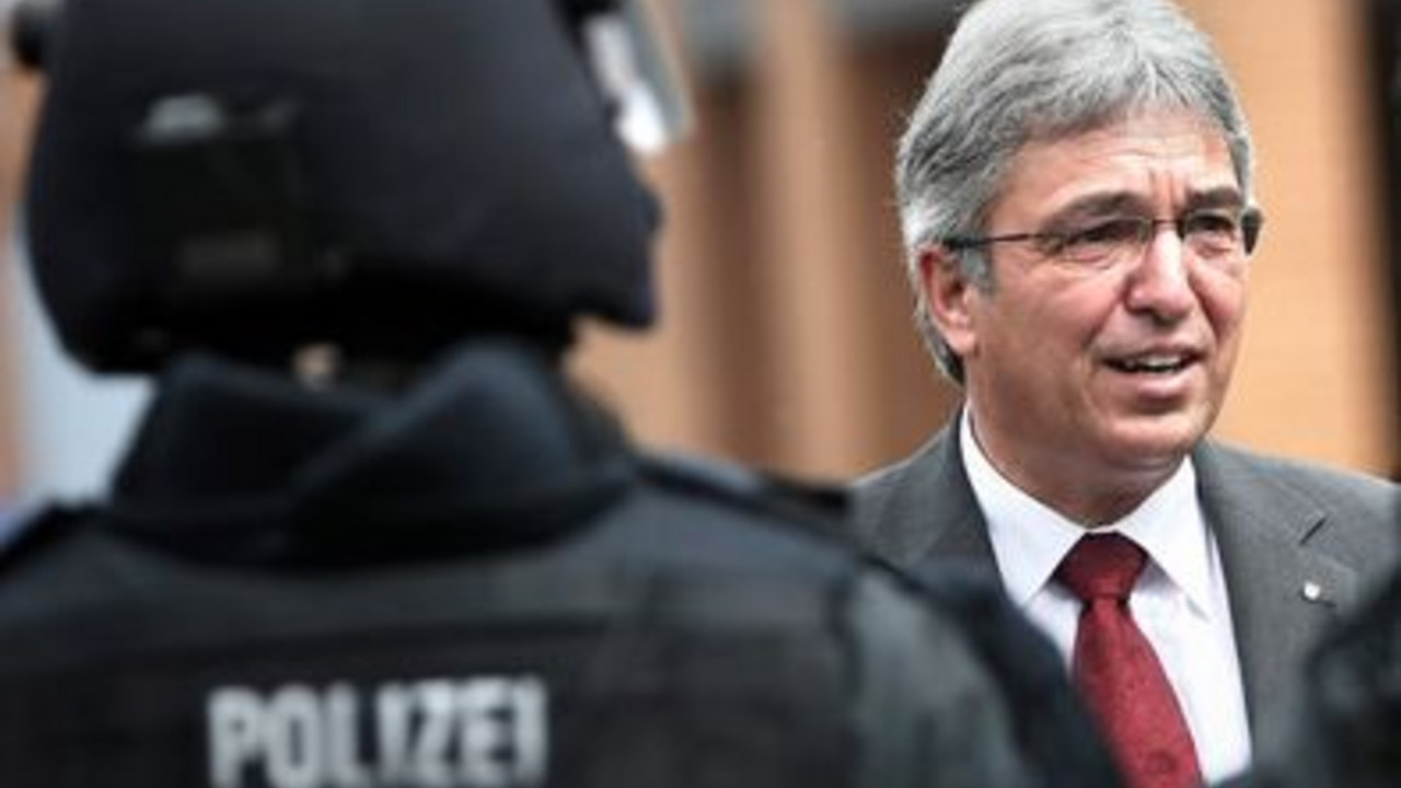 Innenminister Roger Lewentz spricht mit Polizeibeamten; Bild: rlp-Archiv