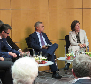 Podiumsdiskussion mit Ministerpräsidentin Malu Dreyer, Heribert Wilhelmi, Vorsitzender der Geschäftsführung der Agentur für Arbeit Trier, Dr. Joachim Streit, Landrat Eifelkreis Bitburg-Prüm, Dr. Jan Glockauer, Hauptgeschäftsführer der IHK Trier, Dr. Manfred Bitter und Dr. Bernd Kettern, Direktor des Caritasverbandes Trier e.V.
