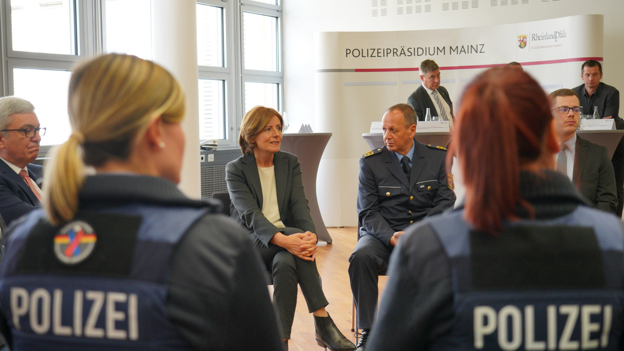 Ministerpräsidentin Malu Dreyer beim gemeinsamen Austausch mit Polizistinnen und Polizisten im Polizeipräsidium Mainz.