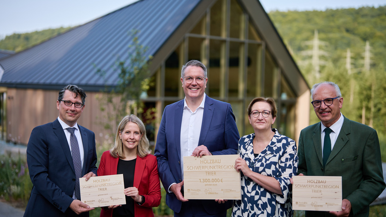 (v.l.n.r.) Staatssekretär Michael Hauer, Bundestagsabgeordnete Verena Hubertz, Ministerpräsident Alexander Schweitzer, Bundesbauministerin Klara Geywitz, Leiter des Forstamts Trier, Gundolf Bartmann